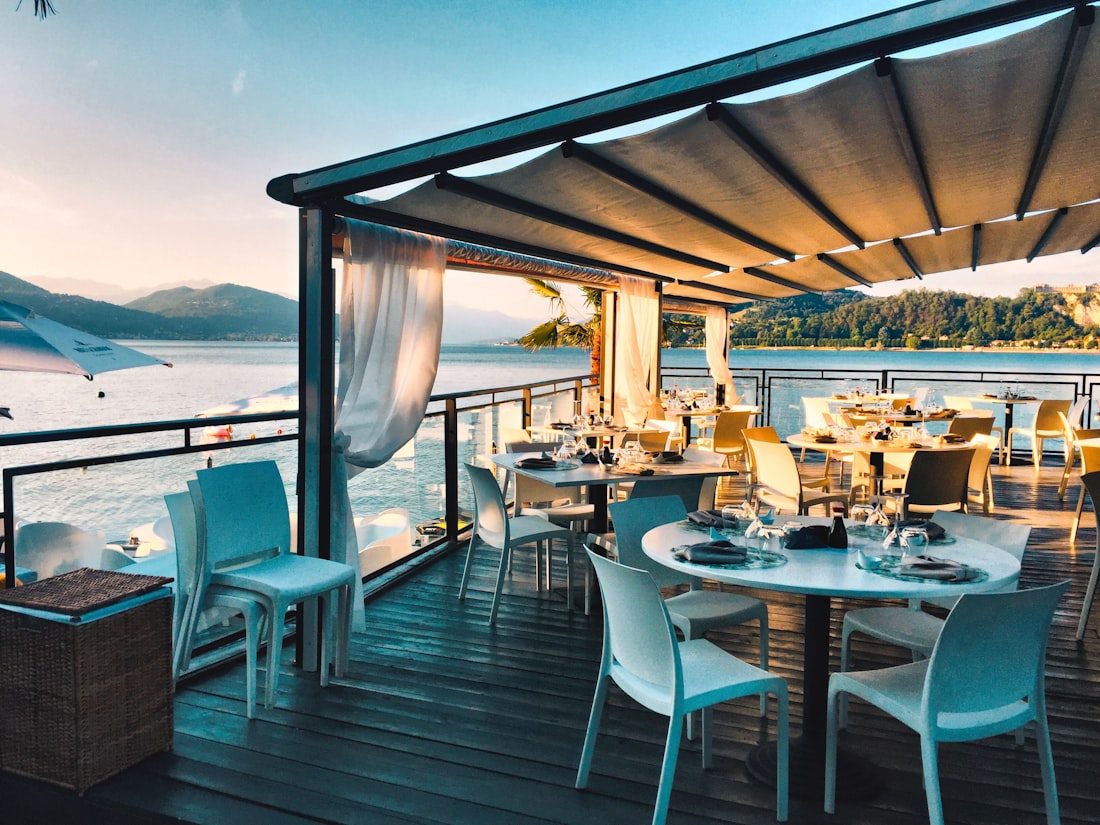 Restaurant-Terrasse am Wasser im Abendlicht